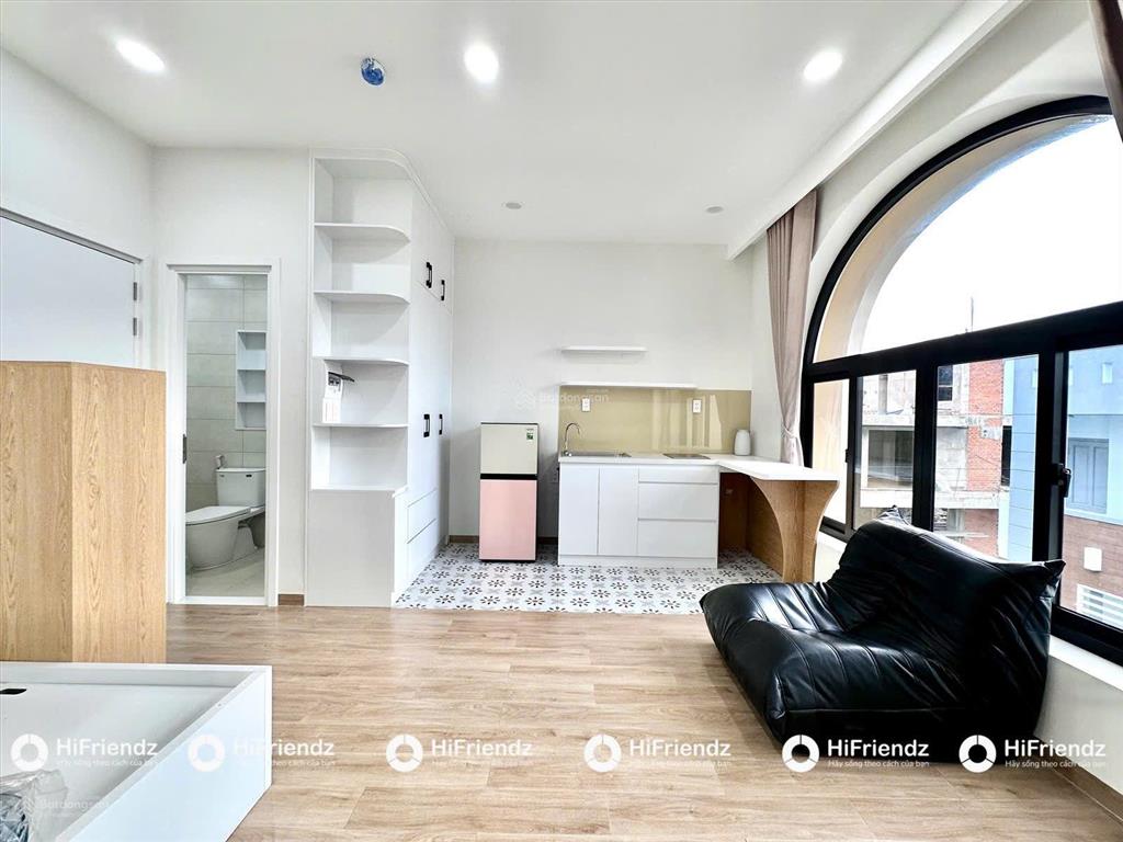 Phòng ban công cửa sổ lớn full ánh sáng tự nhiên  full nội thất tách bếp xa giường