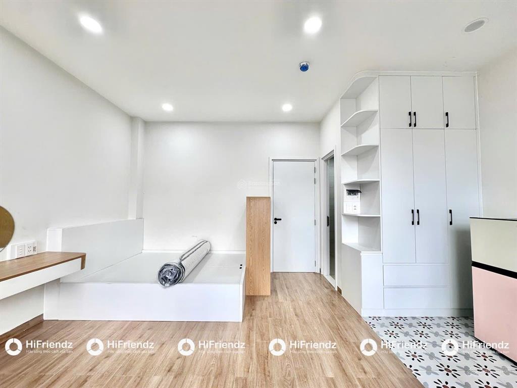 Phòng ban công cửa sổ lớn full ánh sáng tự nhiên  full nội thất tách bếp xa giường