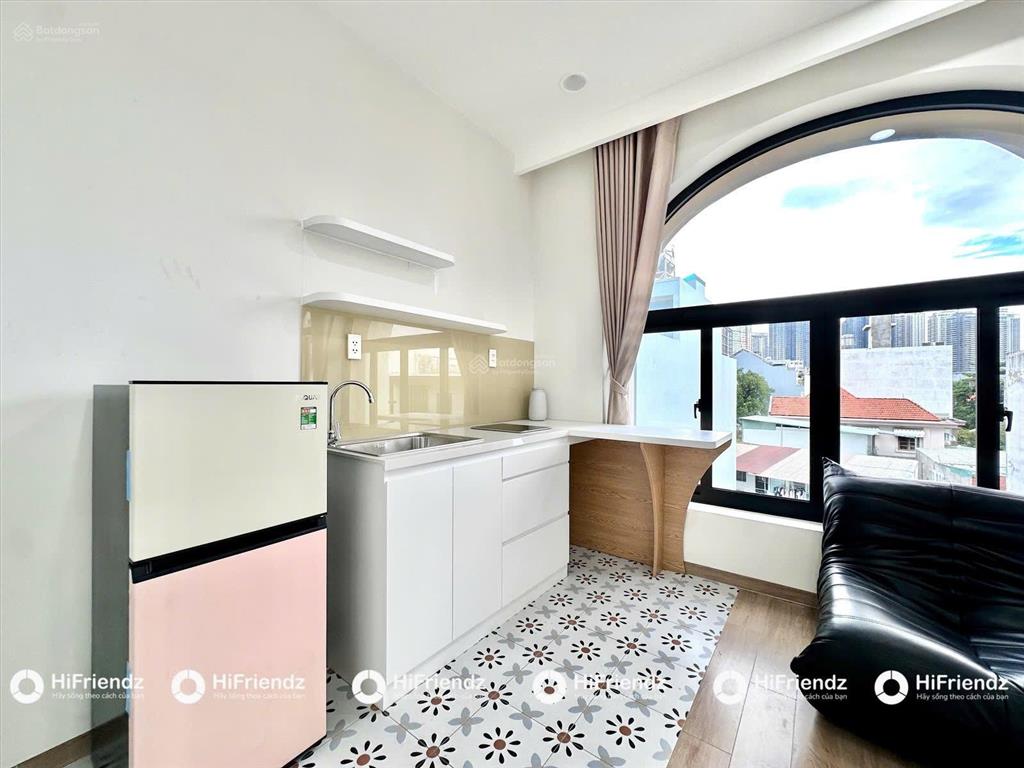 Phòng ban công cửa sổ lớn full ánh sáng tự nhiên  full nội thất tách bếp xa giường