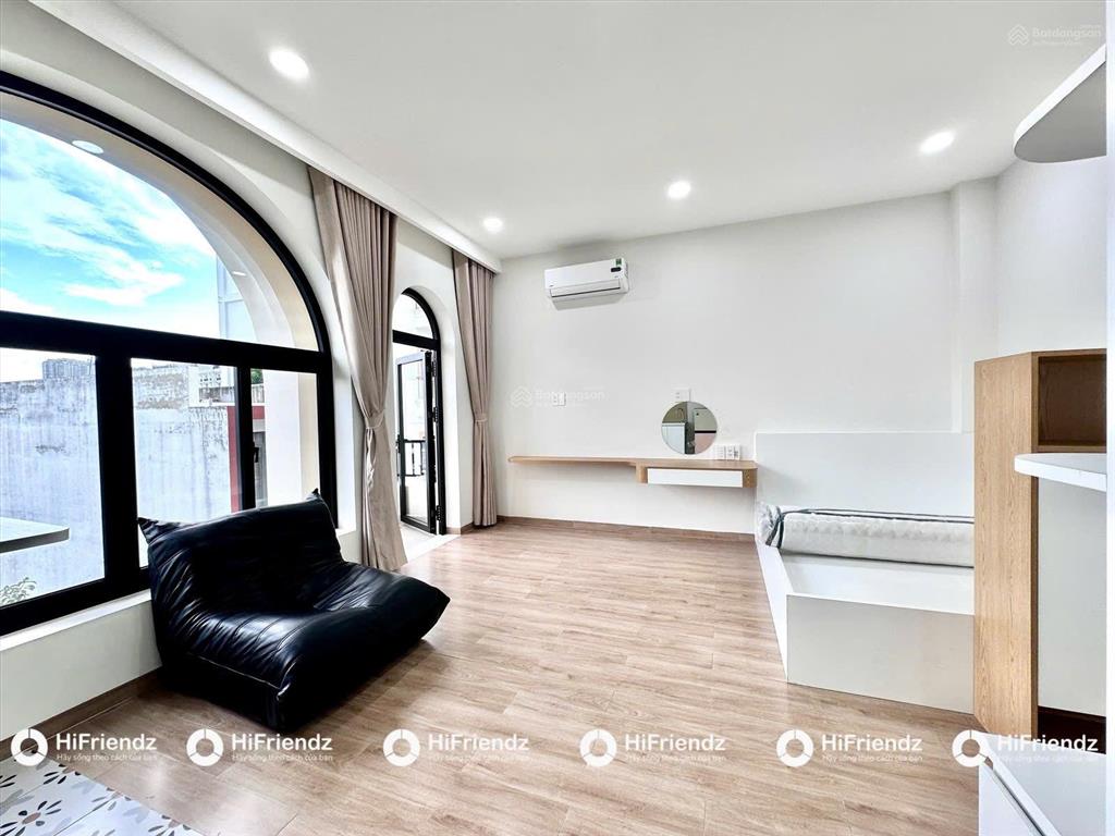 Phòng ban công cửa sổ lớn full ánh sáng tự nhiên  full nội thất tách bếp xa giường