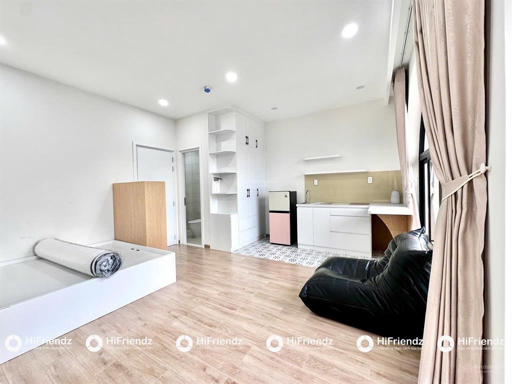 Phòng ban công cửa sổ lớn full ánh sáng tự nhiên  full nội thất tách bếp xa giường