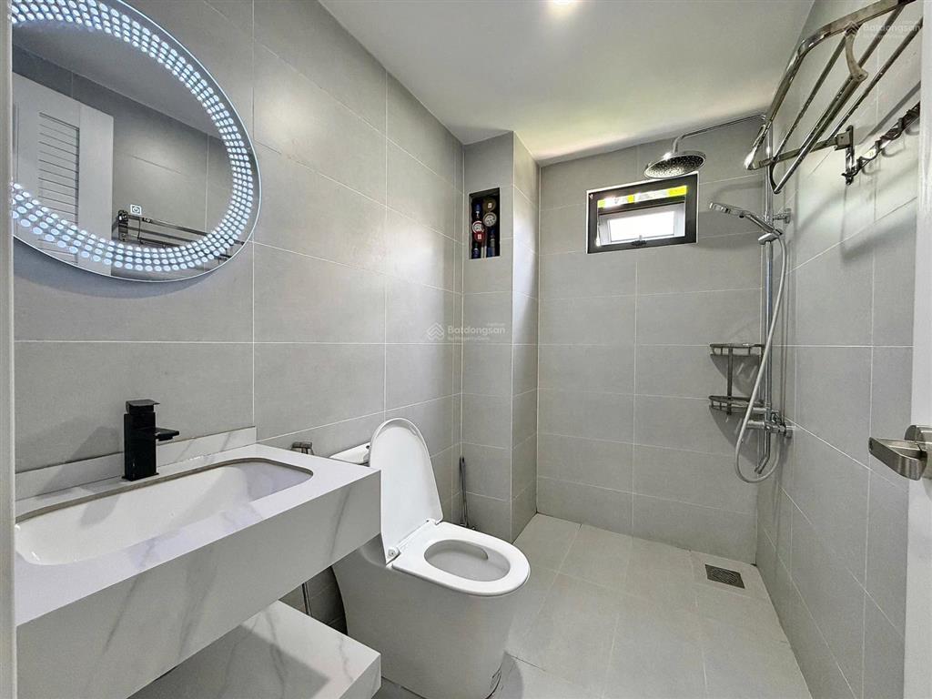 Phòng tách bếp, ban công, cửa sổ thoáng  full nội thất, máy giặt riêng