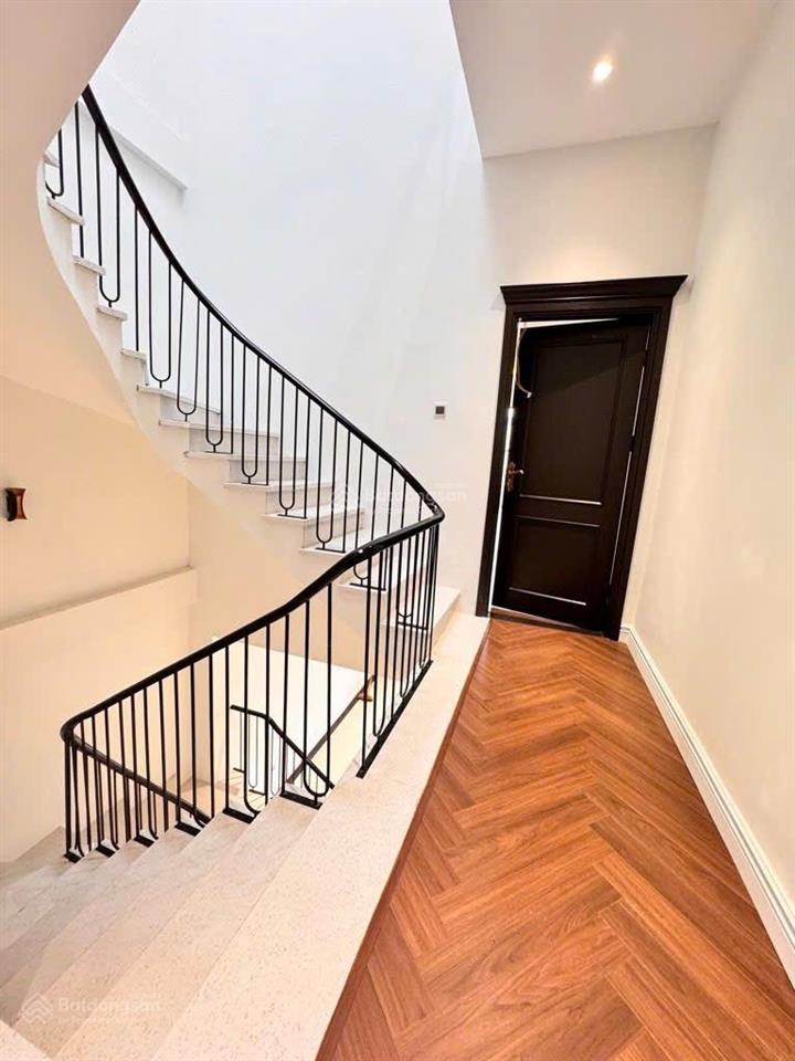 Biệt thự view hồ việt hưng, 100m2 3t 16,2 tỷ. nhà đẹp, view hồ, gara 7c.