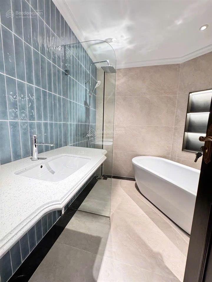 Biệt thự view hồ việt hưng, 100m2 3t 16,2 tỷ. nhà đẹp, view hồ, gara 7c.