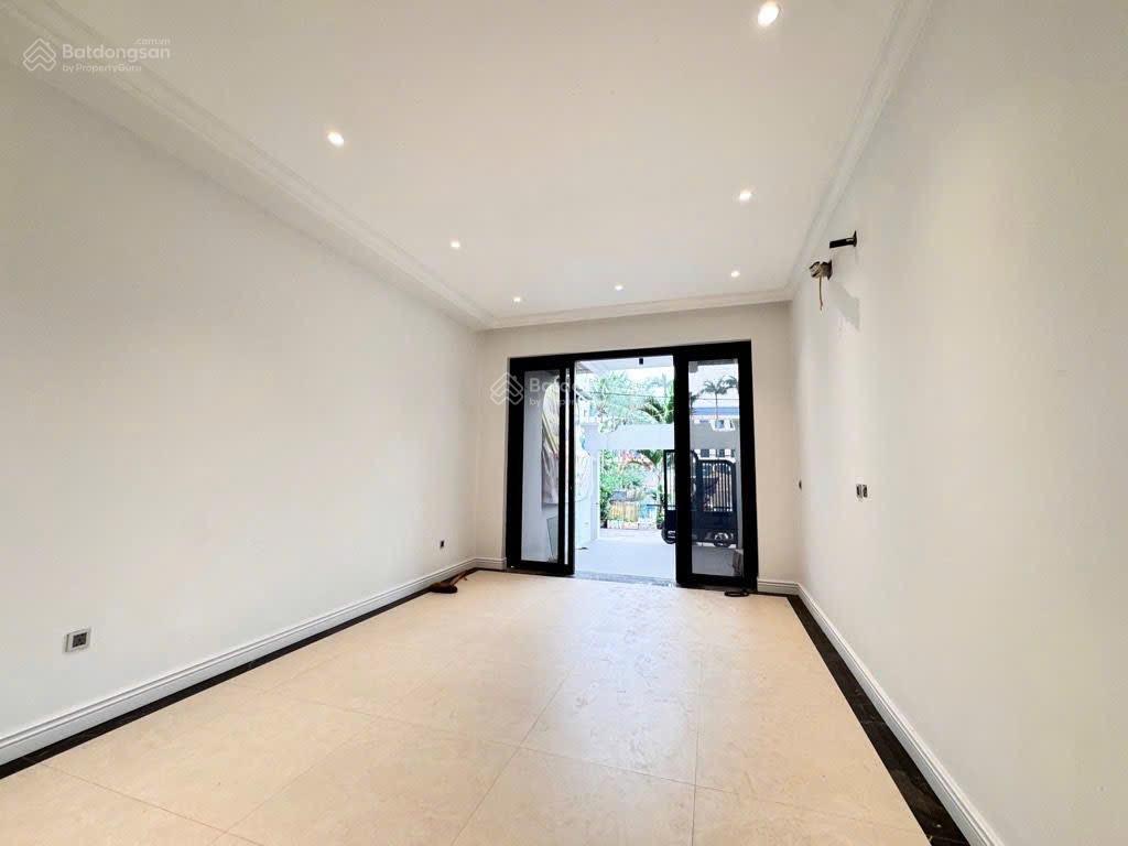 Biệt thự view hồ việt hưng, 100m2 3t 16,2 tỷ. nhà đẹp, view hồ, gara 7c.