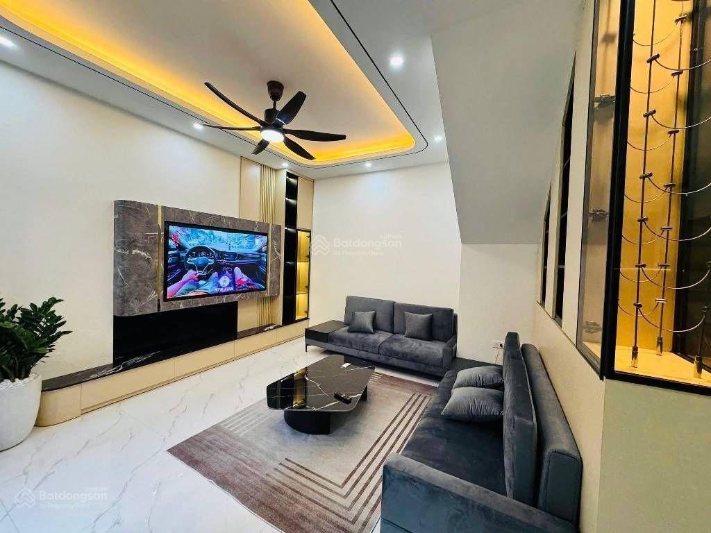 Bán nhà nguyễn văn cừ  gia thuỵ 60m2 5t 12.9 tỷ. nhà đẹp, thang máy, lô góc.