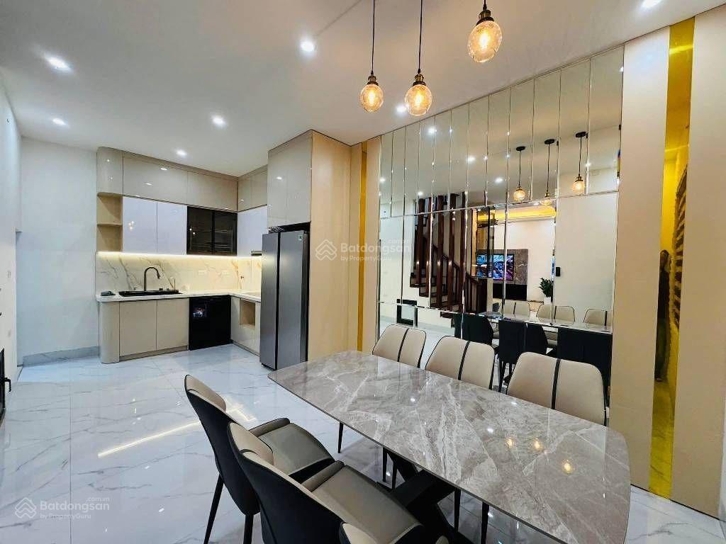 Bán nhà nguyễn văn cừ  gia thuỵ 60m2 5t 12.9 tỷ. nhà đẹp, thang máy, lô góc.