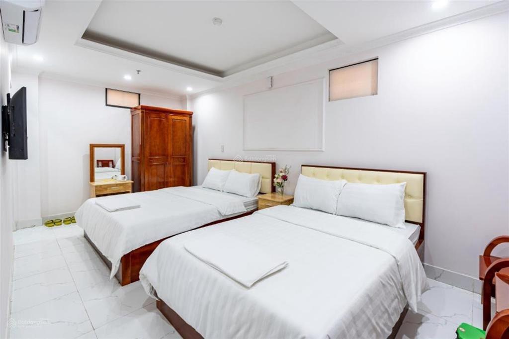 Bán khách sạn cổ linh, long biên 8 tầng thang máy phố cổ linh, 17 phòng 31 tỷ