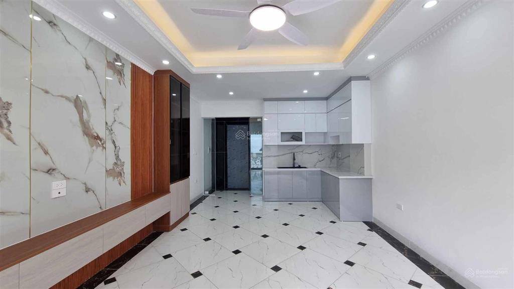 Bán nhà tư đình 45m2 6t 13,5 tỷ. gara 7c, thang máy, ô tô tránh