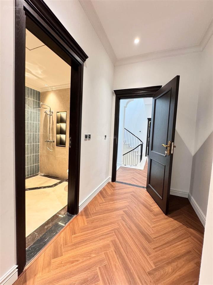 Chủ giảm giá sâu  giá chào 14 tỷ biệt thự view hồ long biên