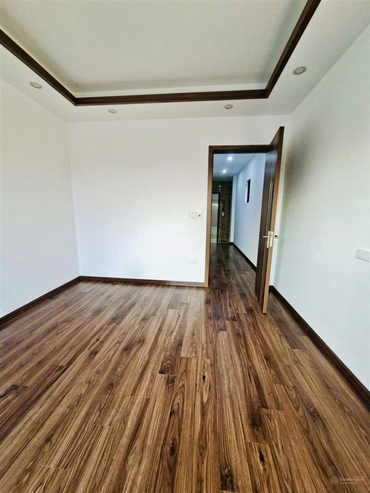 Bán nhà bát khối, long biên 50m2 5t 7,5 tỷ. nhà mới, thang máy, ô tô đỗ gần.