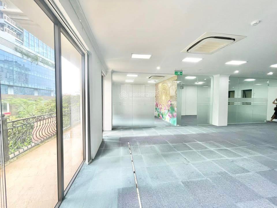 Cho thuê văn phòng 110m2, giá 16 triệu tại phố nguyễn xiển, thanh xuân, view thoáng.