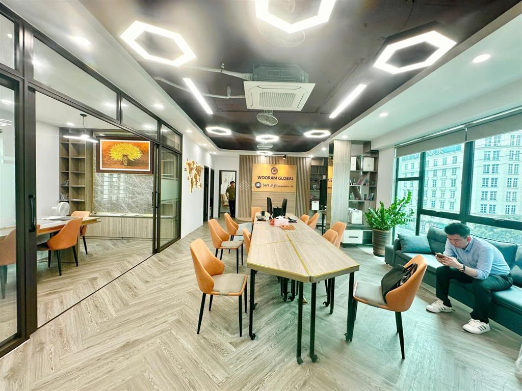 Văn phòng có sẵn bàn ghế  thời gian làm việc 24/24 tại vương thừa vũ  thanh xuân
