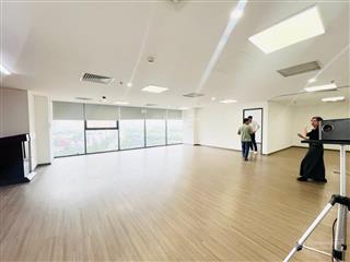 Văn phòng hoàng cầu 110m2 full kính chỉ 18tr  giá cực tốt khu đống đa