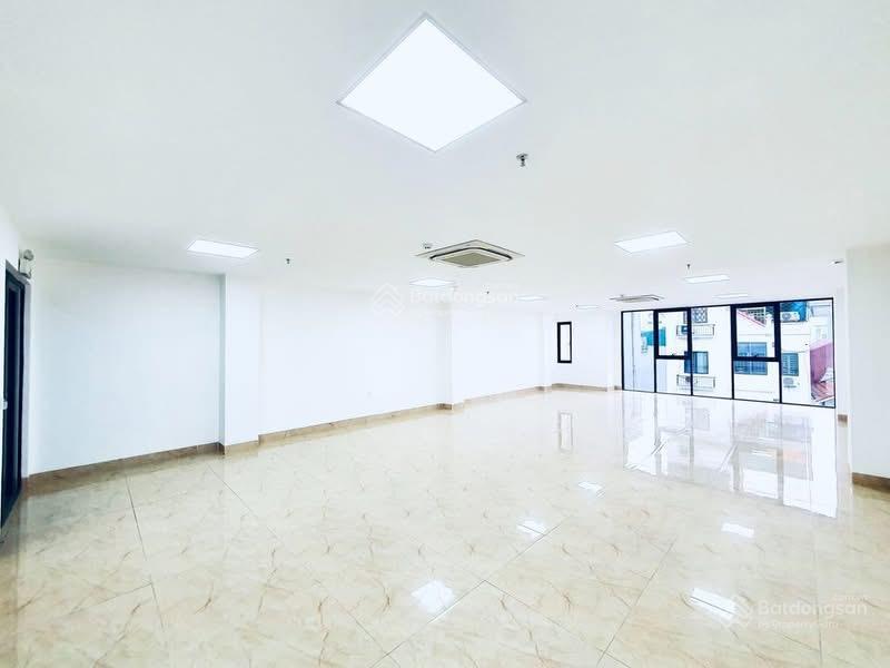 Cho thuê văn phòng phố nguyễn tuân, 110m2, giá 20 triệu, view thoáng, chia sẵn phòng