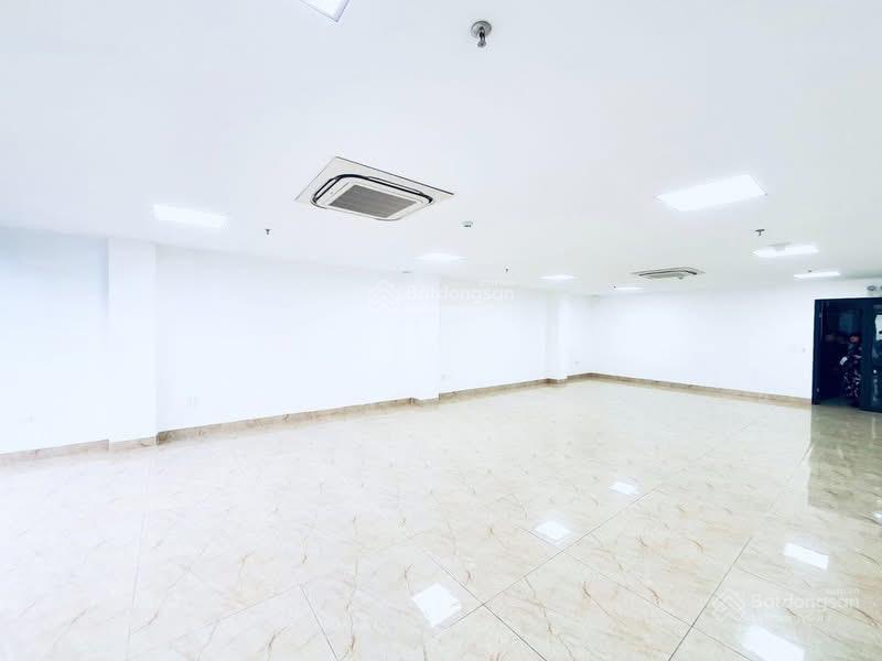 Cho thuê văn phòng phố nguyễn tuân, 110m2, giá 20 triệu, view thoáng, chia sẵn phòng
