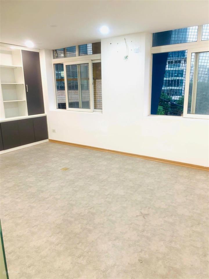 Cho thuê kho  17 lê văn lương 110m2 chỉ 9tr  mặt đường giá siêu hời