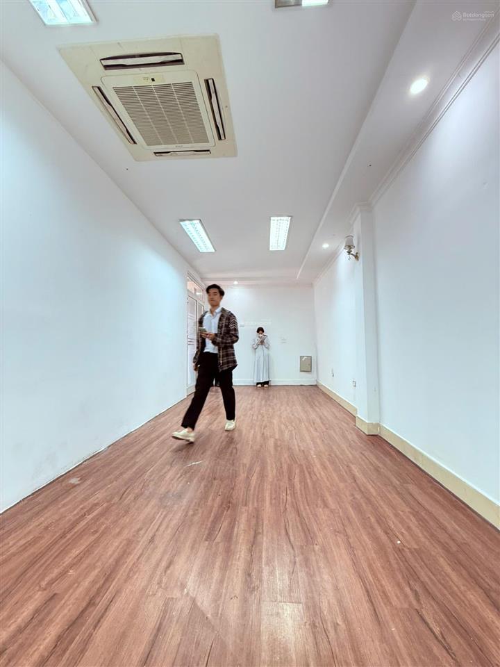 Cần sang nhượng văn phòng mặt phố 435 nguyễn khang  cầu giấy đã có sẵn sàn gỗ