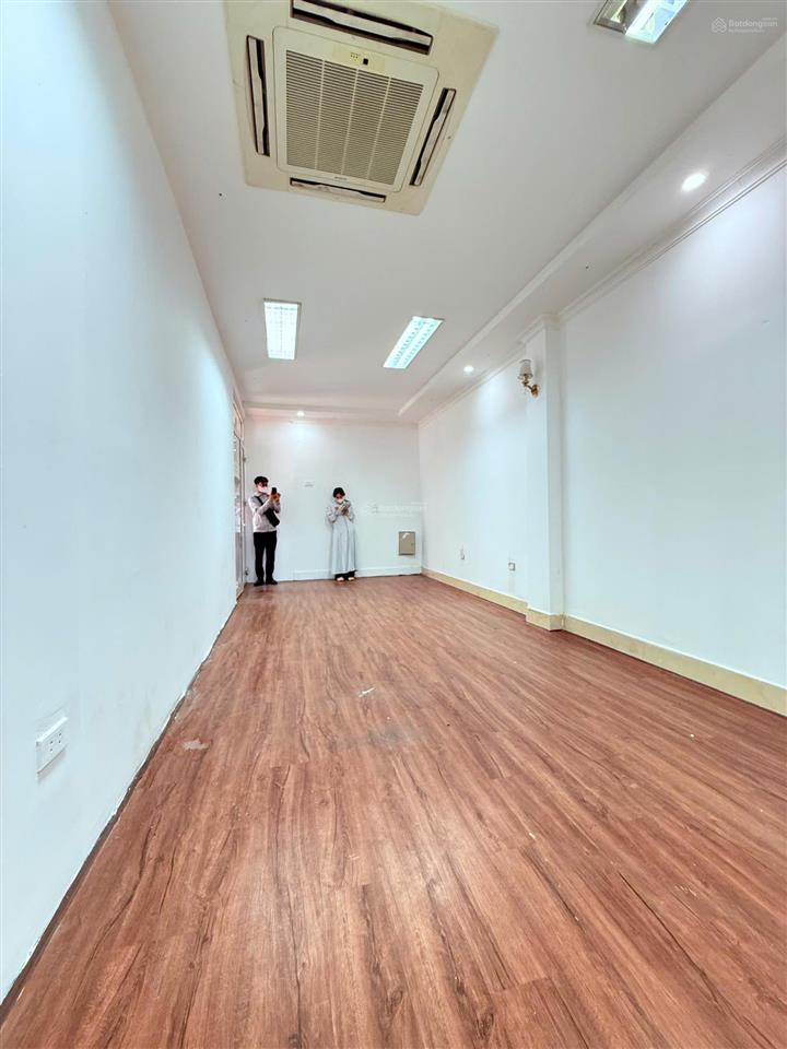 Cần sang nhượng văn phòng mặt phố 435 nguyễn khang  cầu giấy đã có sẵn sàn gỗ