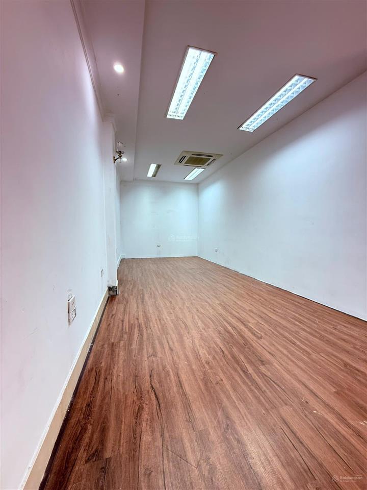Cần sang nhượng văn phòng mặt phố 435 nguyễn khang  cầu giấy đã có sẵn sàn gỗ