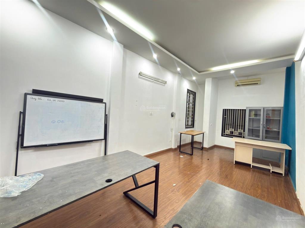 Chính chủ cho thuê văn phòng 30m2, giá 5 triệu tại phố đặng tiến đông, đống đa