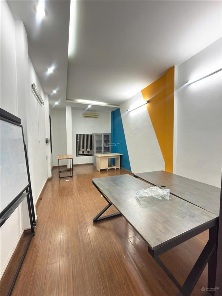 Chính chủ cho thuê văn phòng 30m2, giá 5 triệu tại phố đặng tiến đông, đống đa