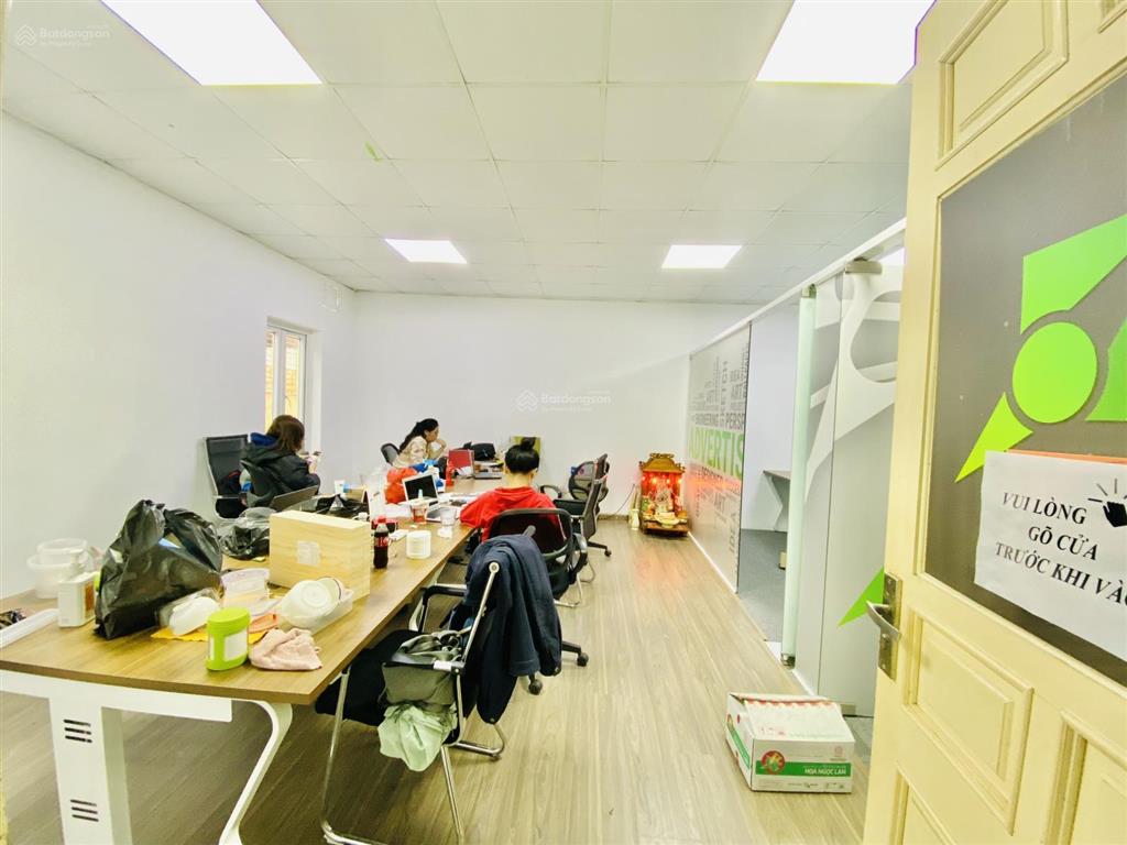 Chính chủ cho thuê văn phòng giá tốt 8 triệu ưu đãi chỉ còn 6,8 triệu/tháng vuông vắn, view đẹp. 