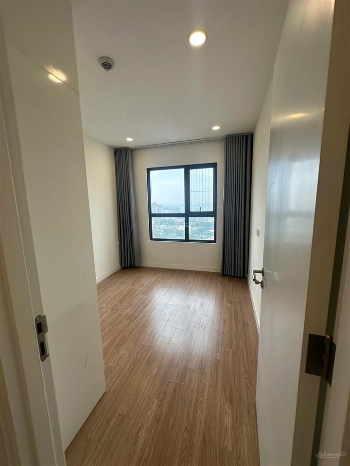 Gia đình cần bán căn hộ 3pn toà kosmo tây hồ  hướng đông nam view trực diện hồ tây  sổ đỏ sẵn