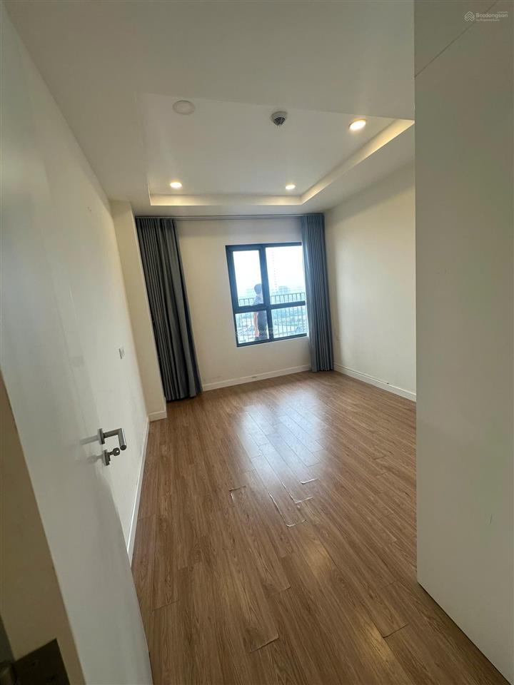 Gia đình cần bán căn hộ 3pn toà kosmo tây hồ  hướng đông nam view trực diện hồ tây  sổ đỏ sẵn