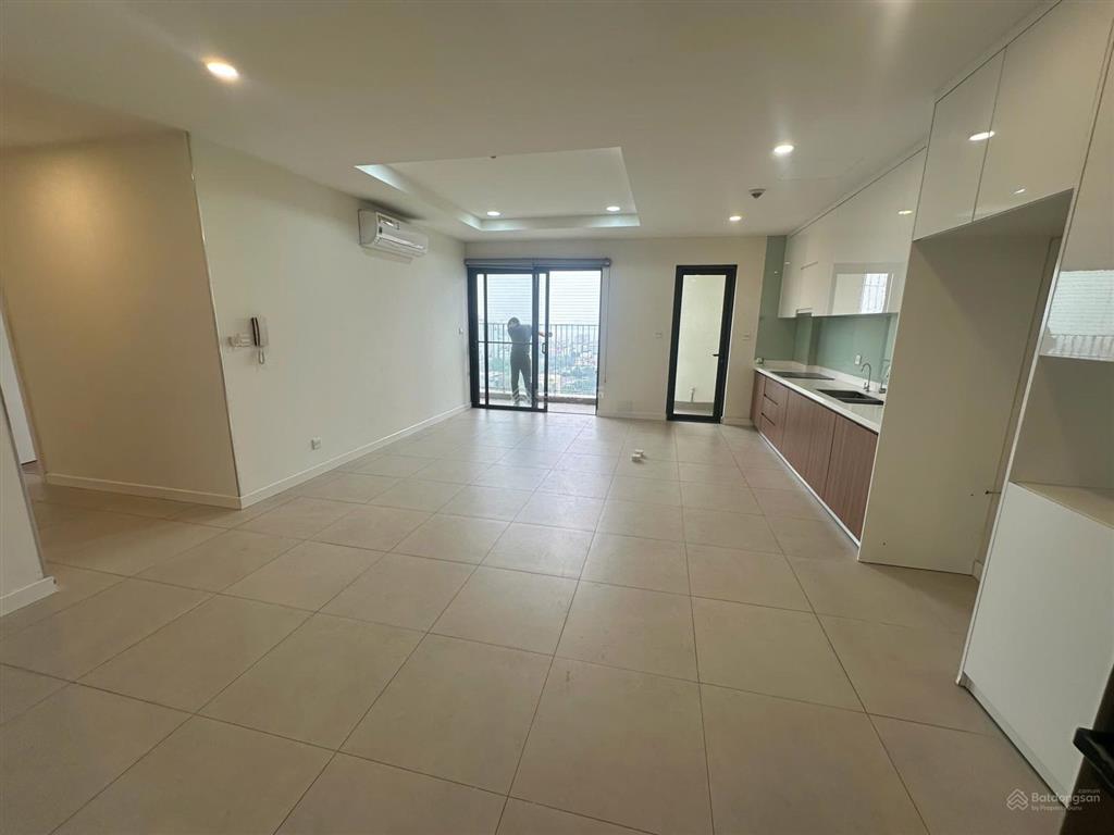 Gia đình cần bán căn hộ 3pn toà kosmo tây hồ  hướng đông nam view trực diện hồ tây  sổ đỏ sẵn