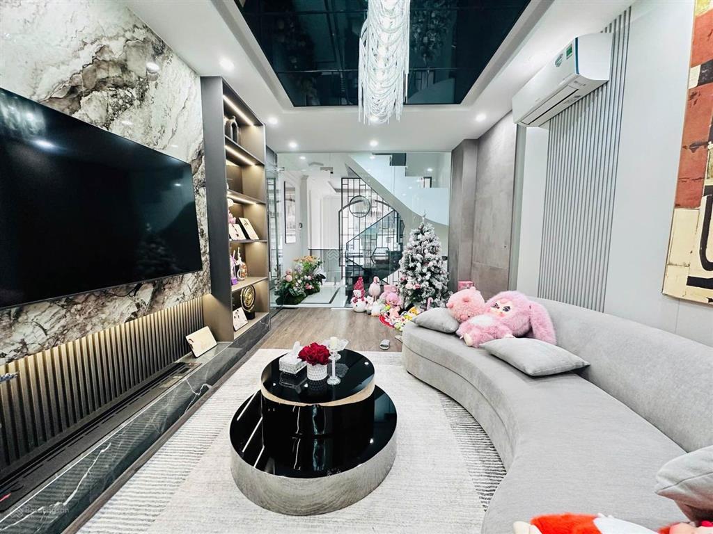 Cực phẩm lạc long quân, ôtô qua nhà, 2 thoáng trước sau, tặng full nội thất  giá hơn 10tỷ