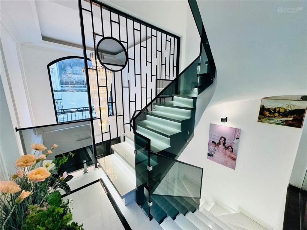 Cực phẩm lạc long quân, ôtô qua nhà, 2 thoáng trước sau, tặng full nội thất  giá hơn 10tỷ