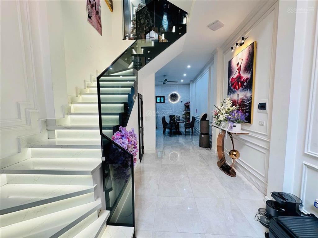 Cực phẩm lạc long quân, ôtô qua nhà, 2 thoáng trước sau, tặng full nội thất  giá hơn 10tỷ