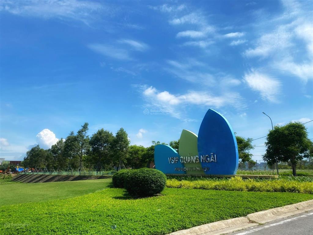 Khu dịch vụ hỗn hợp vsip  lô đất hướng nam sạch đẹp, gần khu nhà ở chuyên gia, gần sông giá tốt