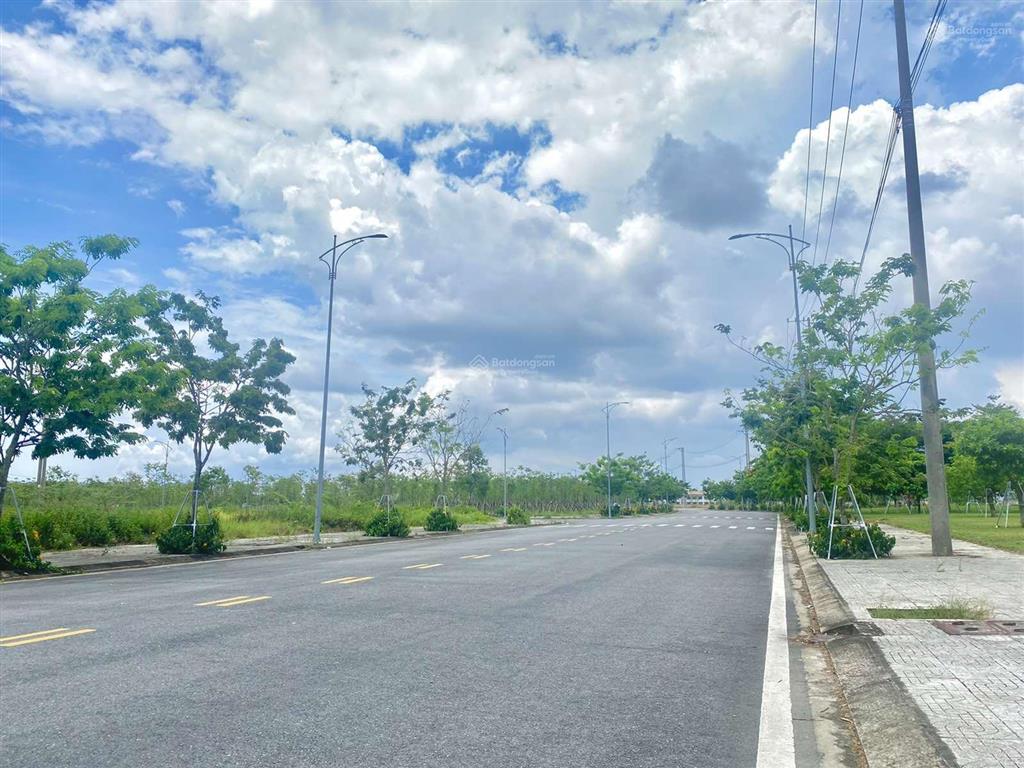 Khu dịch vụ hỗn hợp vsip  bán lô đất đối diện quỹ đất trường học, bên cạnh đã có nhà dân sinh