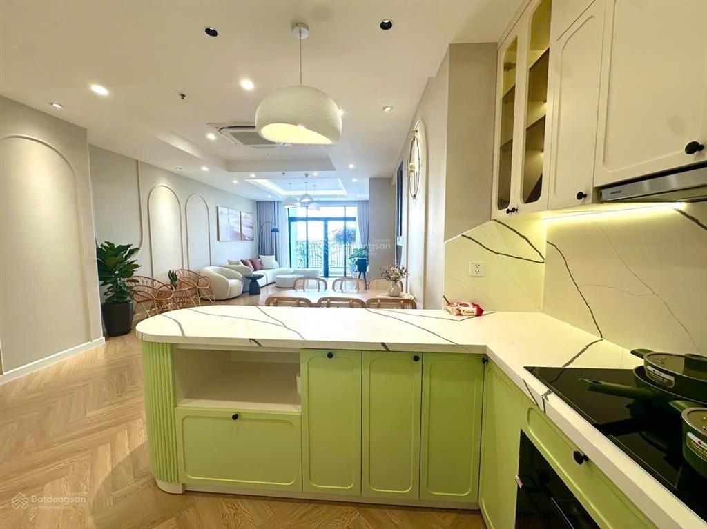 Chính chủ gửi bán căn hộ r2 royal city 3n2wc 136m2 tầng trung, nội thất đẹp lung linh