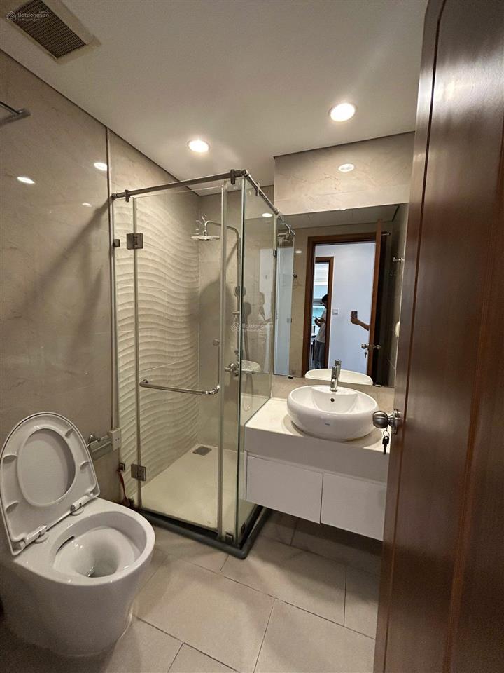 Cho thuê căn 2 ngủ royal city r6 full nội thất giá 18tr (thiện chí thương lượng)