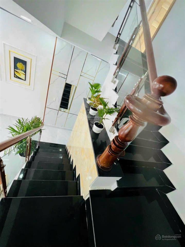 Chính chủ bán nhà đường số quận 4. dt 4,5m x 10m. giá 13 tỷ. 4 tầng. gần tân vĩnh, vĩnh hội