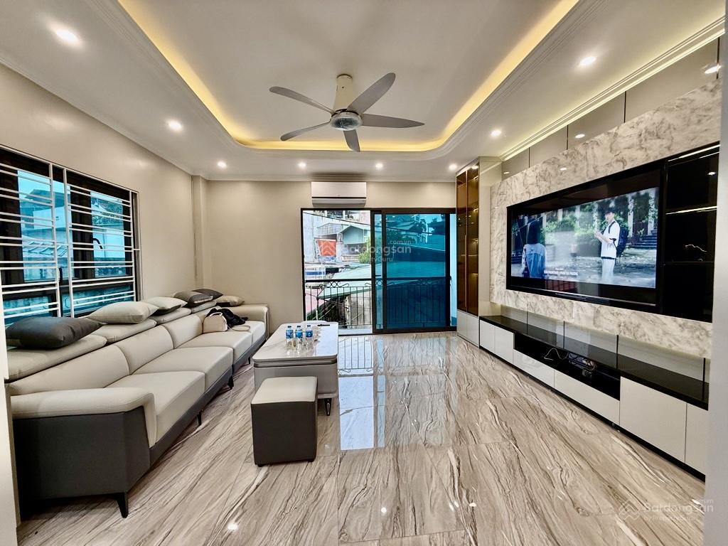 (hiếm) nhà ở trung tâm cổ linh 6 tầng thang máy, đường oto tránh, sổ đỏ nở hậu, vị trí đắc địa