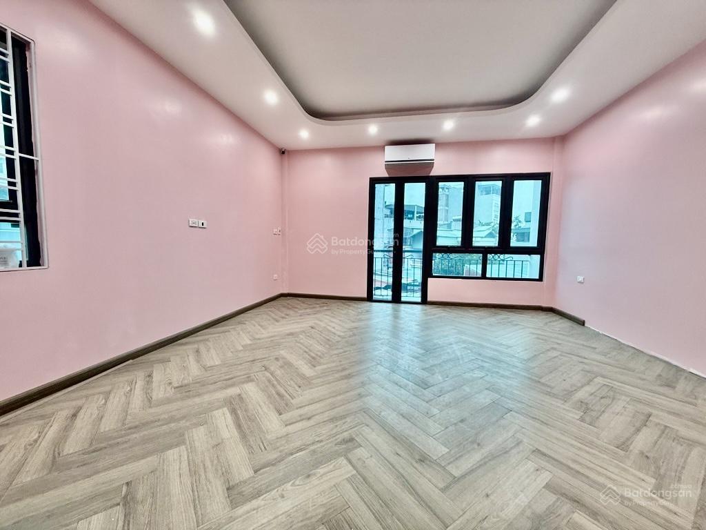 (hiếm) nhà ở trung tâm cổ linh 6 tầng thang máy, đường oto tránh, sổ đỏ nở hậu, vị trí đắc địa