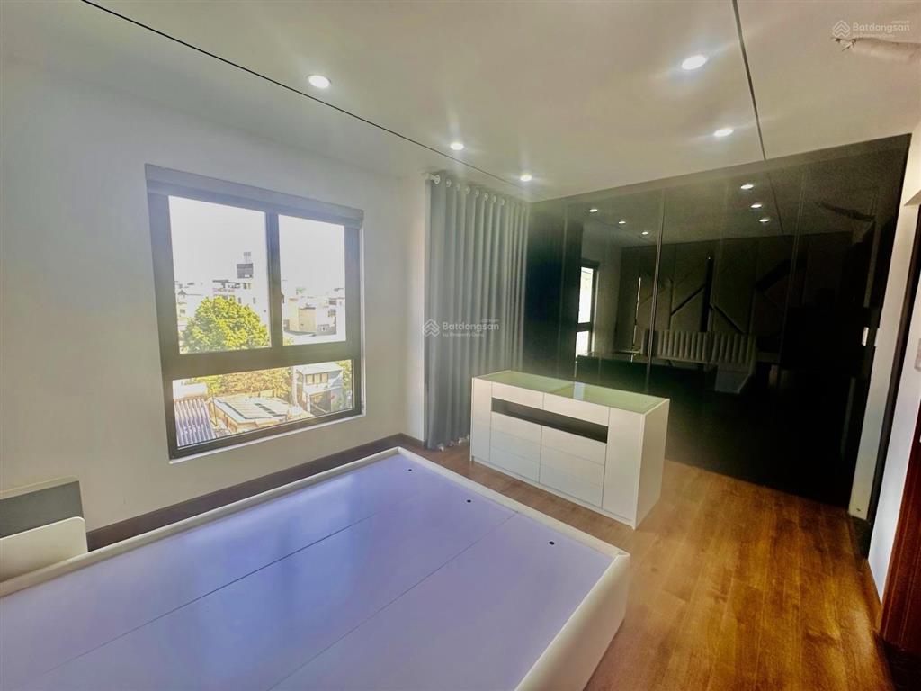 Chỉ nhỉnh 10tỷ có ngay nhà ở trung tâm cổ linhlong biên6 tầng thang máymặt tiền 6msổ đỏ hoa hậu