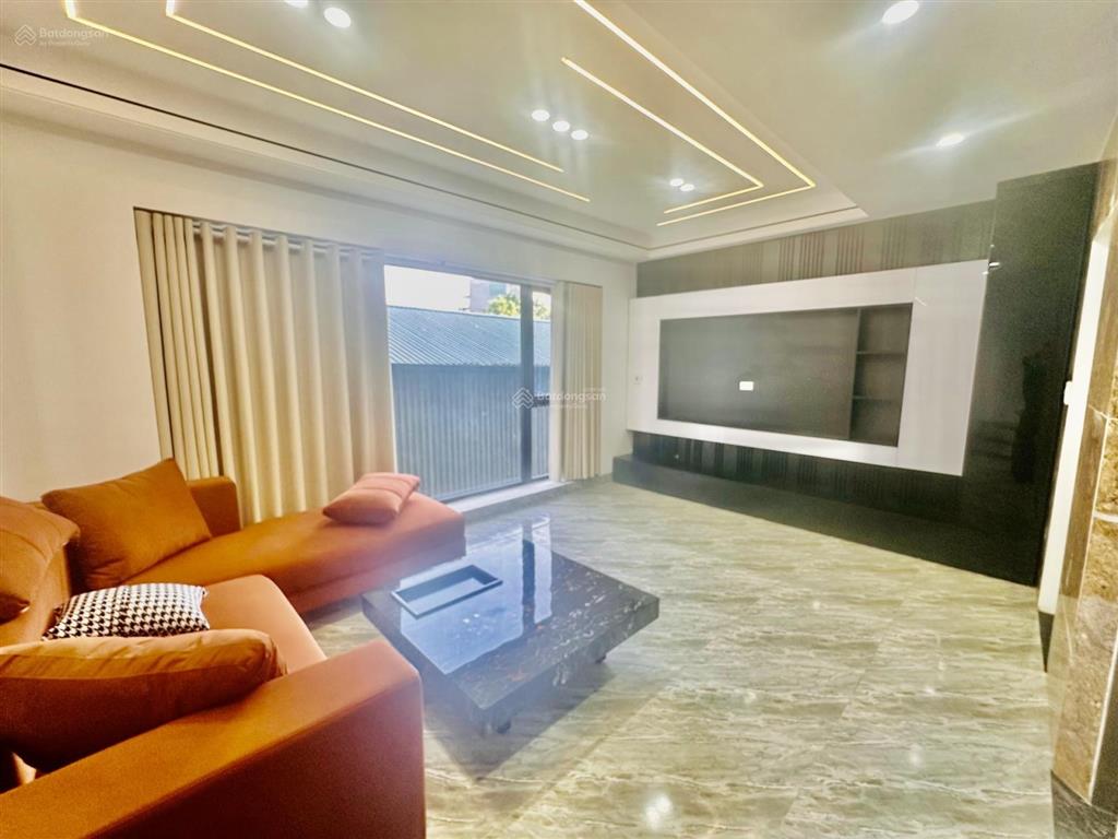 Chỉ nhỉnh 10tỷ có ngay nhà ở trung tâm cổ linhlong biên6 tầng thang máymặt tiền 6msổ đỏ hoa hậu