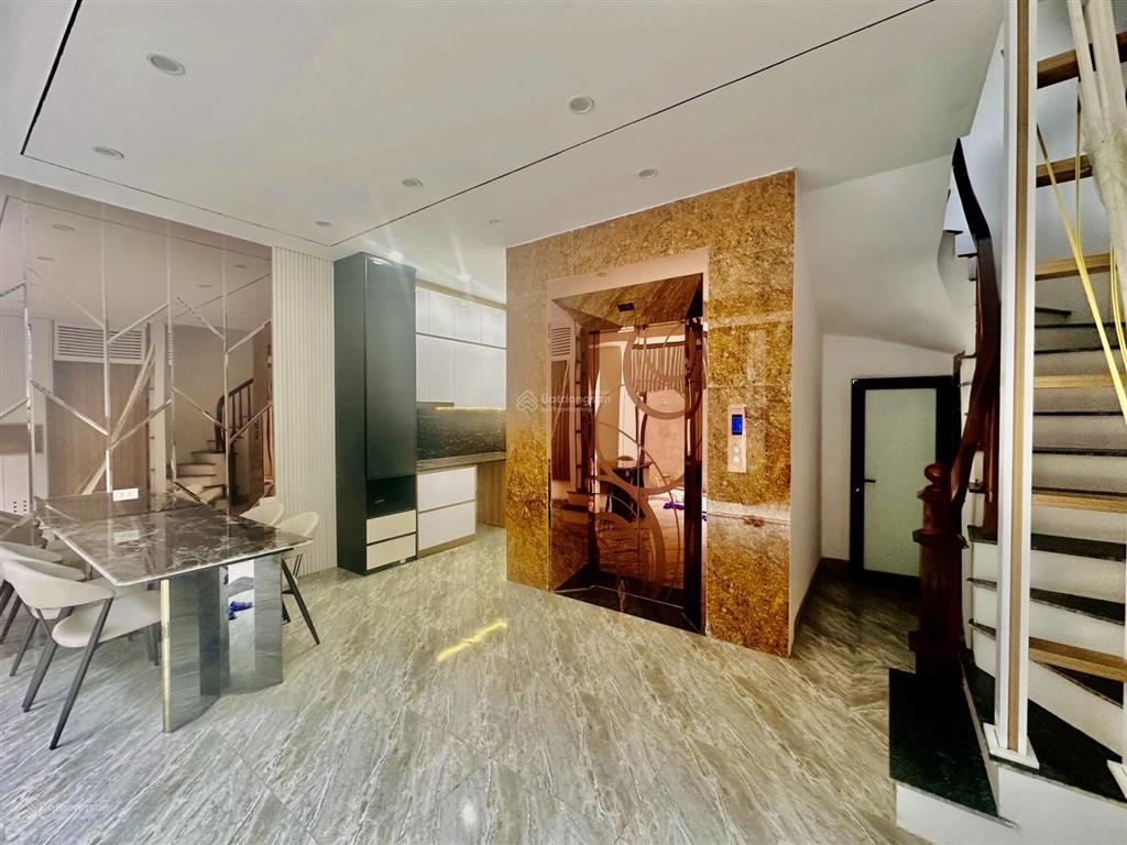 Chỉ nhỉnh 10tỷ có ngay nhà ở trung tâm cổ linhlong biên6 tầng thang máymặt tiền 6msổ đỏ hoa hậu
