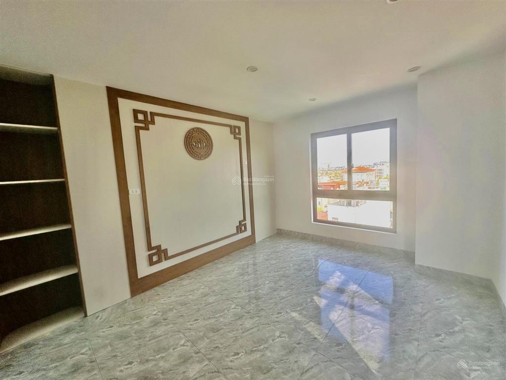 Chỉ nhỉnh 10tỷ có ngay nhà ở trung tâm cổ linhlong biên6 tầng thang máymặt tiền 6msổ đỏ hoa hậu