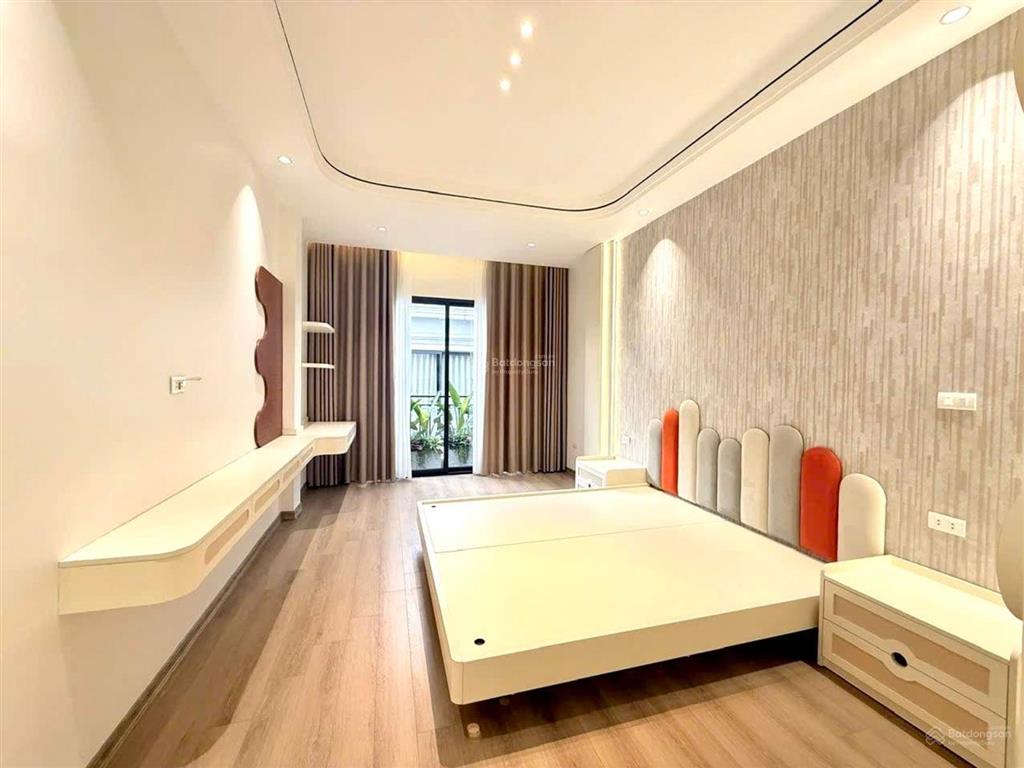 Bán gấp căn nhà ngay gần sân golf long biên 83m2 mặt tiền 5m lô góc 3 mặt thoáng sát phố lớn 10tỷ