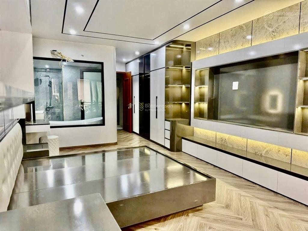 Nhà ở ngọc lâm trung tâm long biên, diện tích 63m2  6 tầng thang máy  gara oto 7 chỗ  19,2 tỷ.