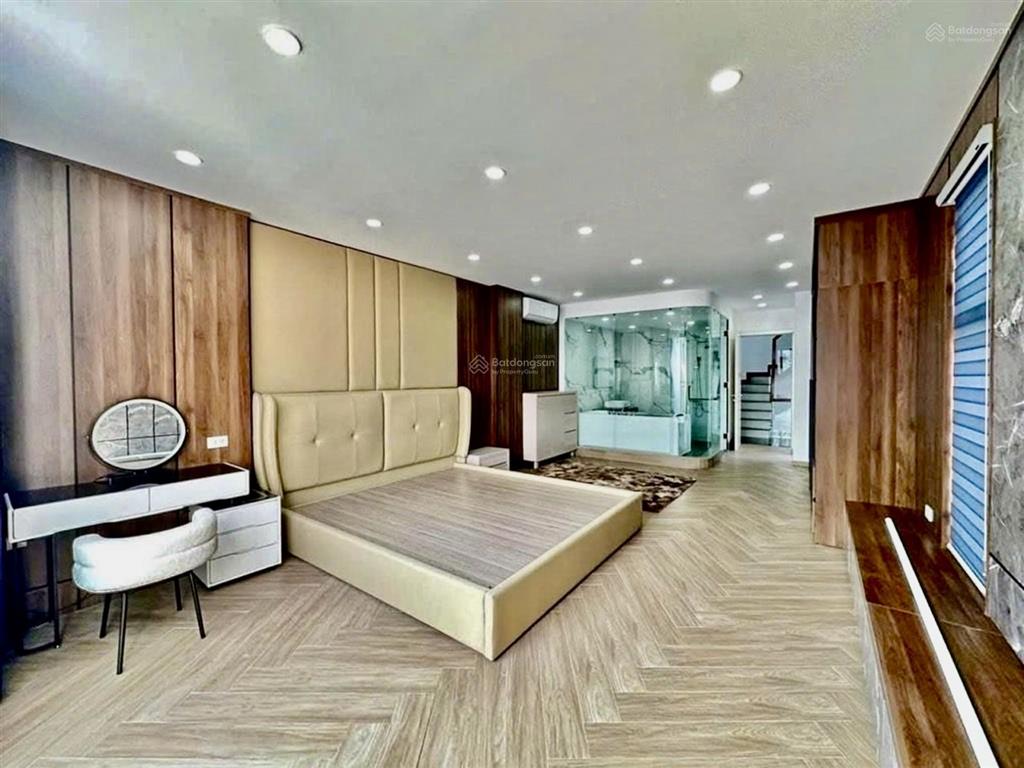 Nhà ở ngọc lâm trung tâm long biên, diện tích 63m2  6 tầng thang máy  gara oto 7 chỗ  19,2 tỷ.