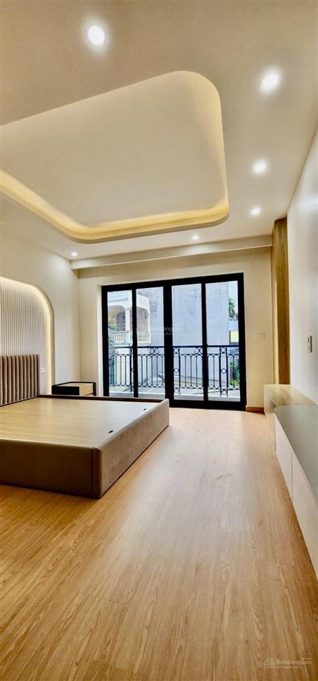 Nhà phố ngọc lâm, 75m, 6 tầng thang máy, đường thông ô tô, gara ô tô 7 chỗ, vị trí vàng, 28 tỷ