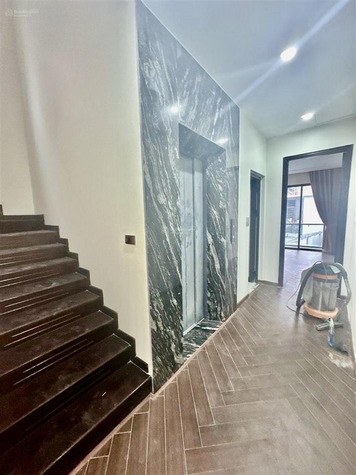 Nhà phố ngọc lâm, 79m, 6 tầng thang máy, ô tô thông, gara ô tô 7 chỗ, ở sướng, vị trí vàng, 28 tỷ