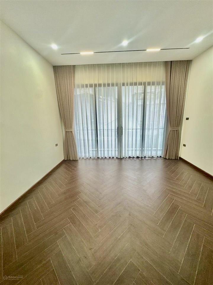 Nhà phố ngọc lâm, 79m, 6 tầng thang máy, ô tô thông, gara ô tô 7 chỗ, ở sướng, vị trí vàng, 28 tỷ